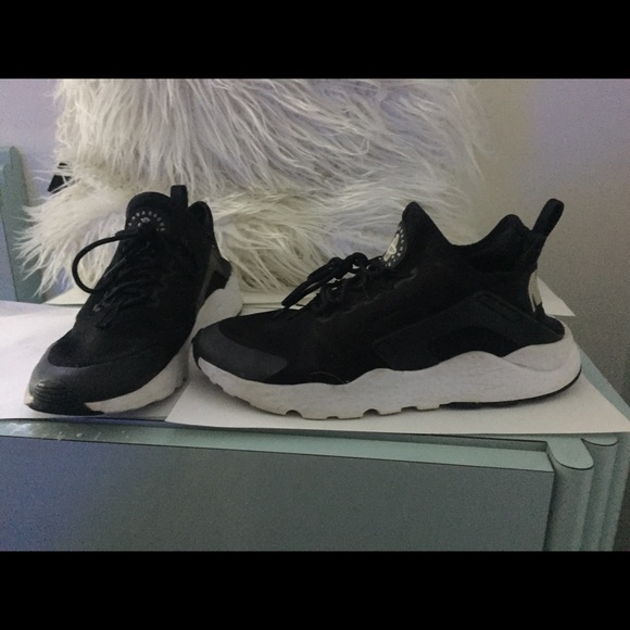 Nike Shoes - All black Huaraches
